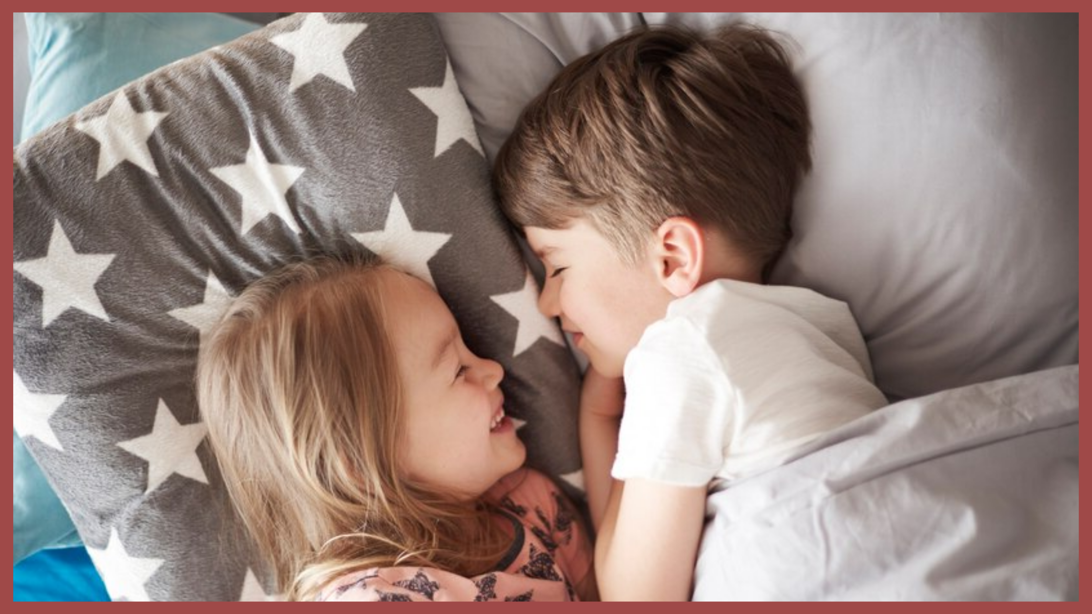 Мальчик с девочкой в постели. Детский поцелуй в кровати. Сестра обнимает брата. Поцелуи детей в кровати.