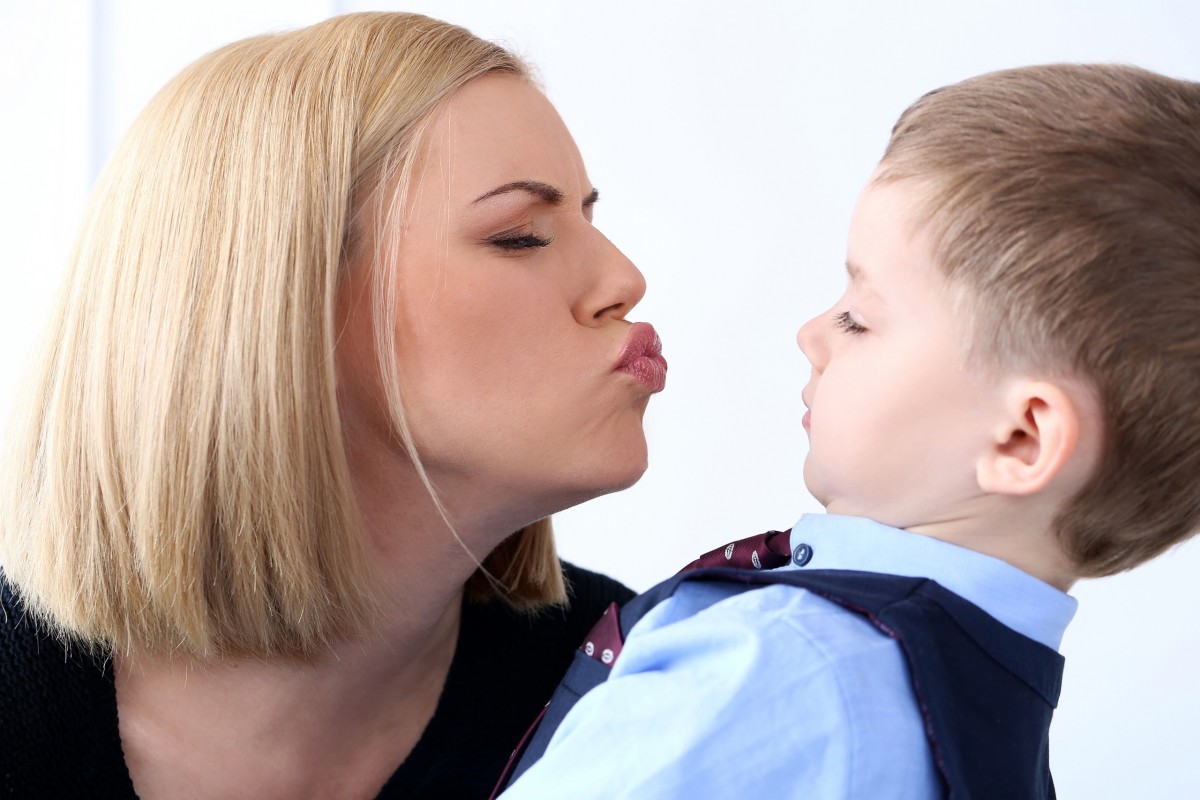 Снится мама целует. Ребенок целует. Женщина целует ребенка в губы. Ребенок чмокает. Поцелуй родителей при детях.